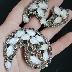White GIVRE gray rhinestone large 2.5" vintage brooch 1.75" clip earring jewelry